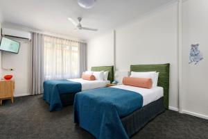 珀斯Baileys Parkside Motel by VetroBlu的酒店客房设有两张床和窗户。