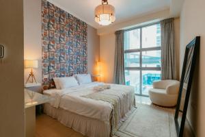 迪拜Cozy 1 Bedroom in the heart of Dubai Marina的酒店客房设有床和窗户。