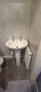 HillsboroughSerene Homes Sheffield, Private Ensuite Velux Room的浴室配有白色水槽和卫生间。