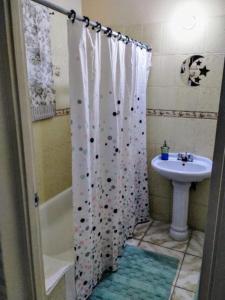 波特莫尔Diana's Portmore Retreat的浴室配有淋浴帘和盥洗盆。