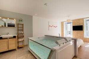 博讷帕维安公寓的一个带水槽的浴室内的大型水族馆