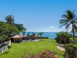 努沙杜瓦巴厘岛希尔顿度假村的一座花园,背靠大海
