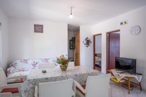 普利兹巴Seaside secluded apartments Cove Vela Borova, Korcula - 15062的客厅配有桌子和沙发