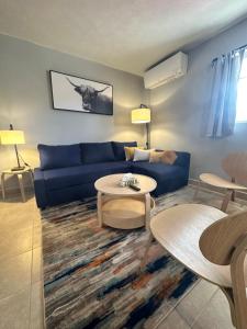 马凯特North Coast Place的客厅配有蓝色的沙发和桌子