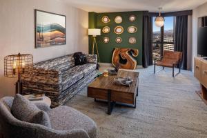 里诺Whitney Peak Hotel Reno, Tapestry Collection by Hilton的带沙发和咖啡桌的客厅