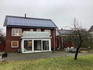 北内伯尔Holiday home Nørre Nebel III的屋顶上设有太阳能电池板的房子