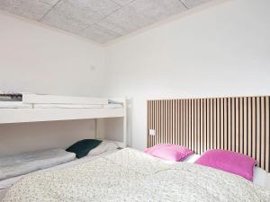 SønderbyHoliday home Sydals C的一间卧室配有带粉红色枕头的双层床