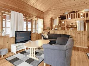 莱斯Holiday home Læsø XII的带沙发、桌子和电视的客厅