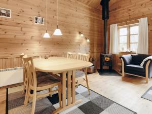 莱斯Holiday home Læsø XII的一间带桌椅和壁炉的用餐室
