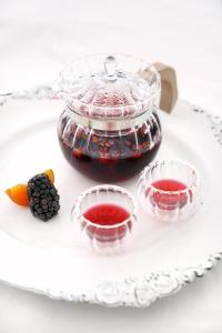 密云司马台19号别墅的一杯玻璃盘,有两杯黑莓果酱