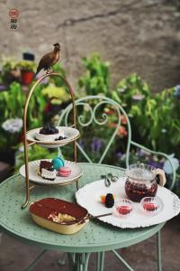 密云司马台19号别墅的鸟坐在桌子上,吃甜品