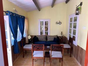 乌提Kanjira house的客厅配有蓝色的沙发和桌子