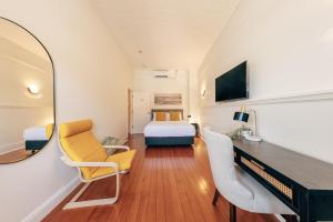 悉尼Gaslight Inn - Adults Only的酒店客房,配有床和镜子