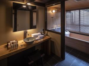 大洲NIPPONIA HOTEL Ozu Castle Town的浴室配有盥洗盆和浴缸。