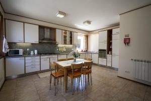 维亚纳堡Casa Praia e Campo的厨房配有白色橱柜和桌椅