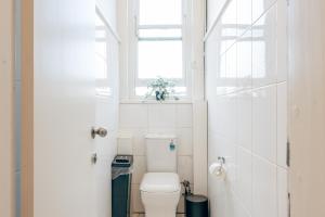 悉尼Gaslight Inn - Adults Only的白色的浴室设有卫生间和窗户。