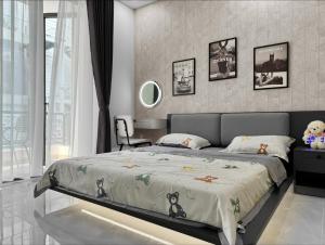胡志明市Newhome luxury apartment的一间卧室配有一张大床和一把椅子