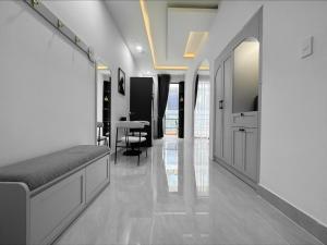 胡志明市Newhome luxury apartment的走廊上设有床和用餐室