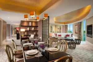 新加坡Resorts World Sentosa - Hotel Michael的用餐室以及带桌椅的起居室。
