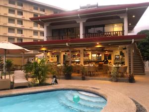 邦劳Alona Vida Beach Hill Resort的一家在餐厅前设有游泳池的酒店
