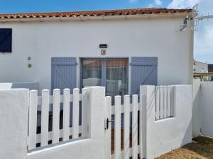 滨海拉特朗什Maison La Tranche-sur-Mer, 1 pièce, 4 personnes - FR-1-22-175的房屋前有门的白色围栏