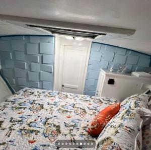 马拉松Dock life的一间卧室配有一张床和被子