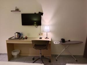 吉隆坡hotel bintang的客房设有书桌、电视和椅子