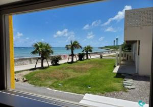 石垣岛Cruz Del Sur - Vacation STAY 11608v的从窗户可欣赏到海滩美景