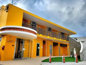 石垣岛Cruz Del Sur - Vacation STAY 11608v的黄色的建筑,上面设有阳台