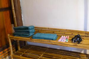 Trà VinhFarmstay Sokfarm的一张带毛巾和其他物品的木凳