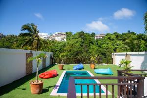 长滩岛Chillax Boracay的一座小游泳池,位于一个绿草成荫的庭院内