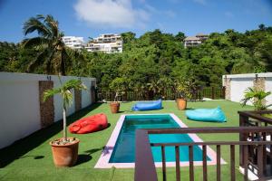 长滩岛Chillax Boracay的后院设有游泳池和绿草