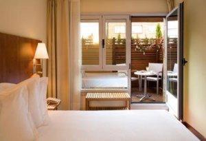 希洪阿伦纳酒店的酒店客房设有一张床和一个阳台。