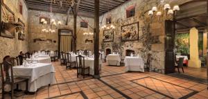 圭马尔Hotel Rural Finca Salamanca的一间在房间内配有桌椅的餐厅