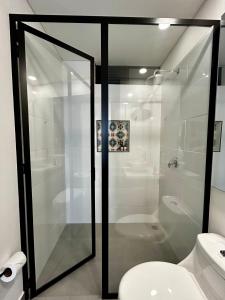 亚美尼亚INTO suites, suite de lujo的一间带卫生间和玻璃淋浴间的浴室