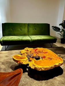 亚美尼亚INTO suites, suite de lujo的客厅配有绿色沙发和桌子