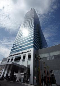 瓜达拉哈拉Riu Plaza Guadalajara的一座美国大使馆的大楼