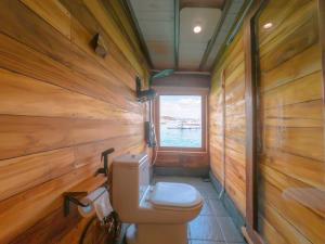LimbungPhinisi Open Trip Komodo 3 days 2 Night的一间带卫生间和窗户的小浴室