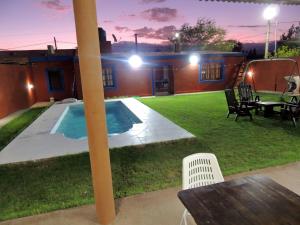 乌尼翁镇Alquiler de casa El Oeste的后院设有游泳池和桌子