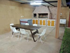 乌尼翁镇Alquiler de casa El Oeste的车库里的木桌和椅子