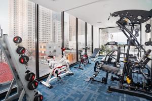岘港Cicilia Hotels & Spa Danang Powered by ASTON的大楼内带有氧器材的健身房