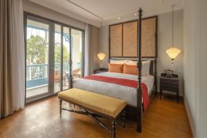 会安Little Residence- A Boutique Hotel & Spa的酒店客房设有一张床和一个阳台。