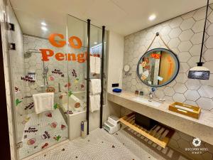 马公澎澄饭店 的浴室设有淋浴和举手标牌