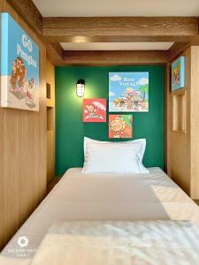 马公澎澄饭店 的绿色墙壁间的一张床位