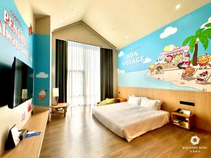 马公澎澄饭店 的一间卧室配有一张床和壁画墙
