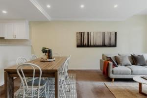 金斯顿Modern apartment in the heart of Canberra的客厅配有桌子和沙发