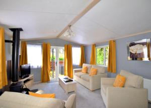 LongnorLongnor Wood Holiday Park的客厅配有两张沙发和一台电视机