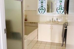 米尔迪拉Family home central to everything的一间带水槽、镜子和淋浴的浴室