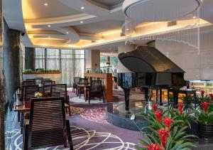 义乌贝斯特韦斯特（精品）海洋酒店的大堂设有钢琴和桌椅