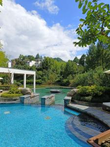 黄山市黄山德懋堂度假村的庭院里的一个蓝色海水游泳池